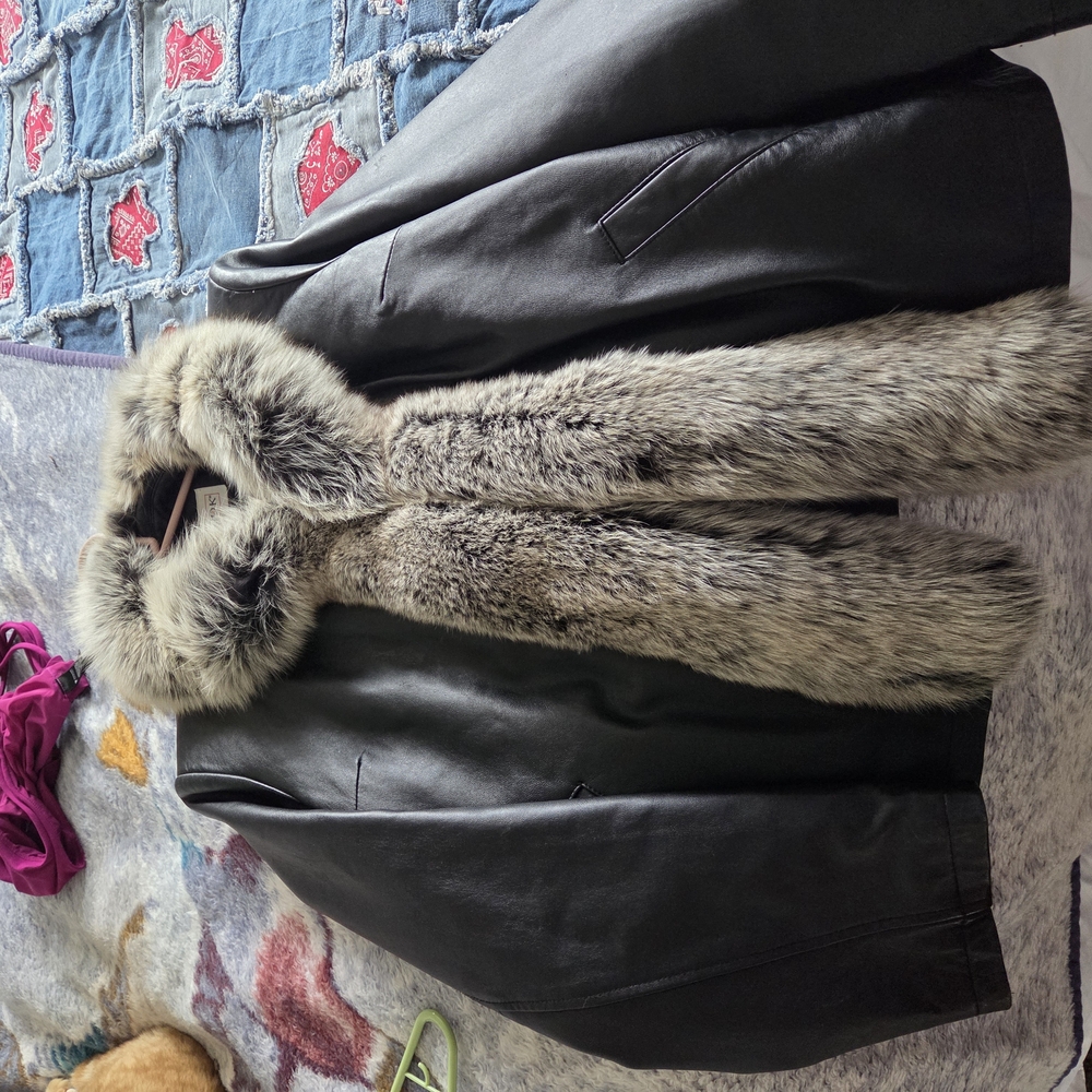 Sleek Black Leather Jacket with Luxurious Gray Fur Collar